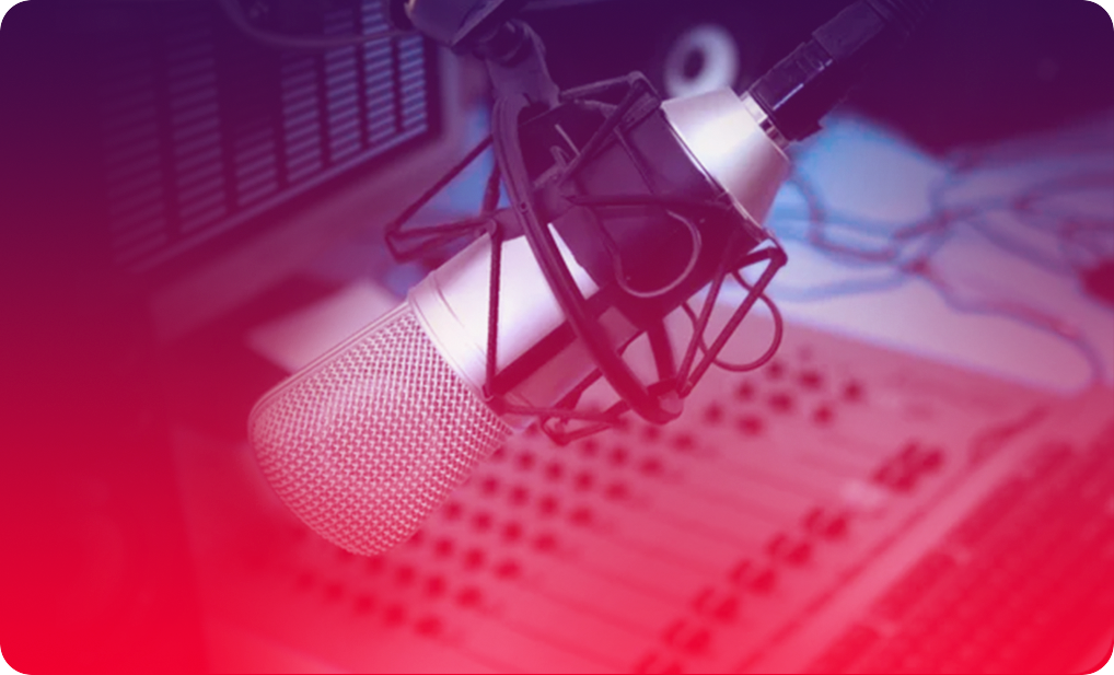 imagem de microfone e mesa de edição de som mesclada com fundo tem tons de roxo e rosa